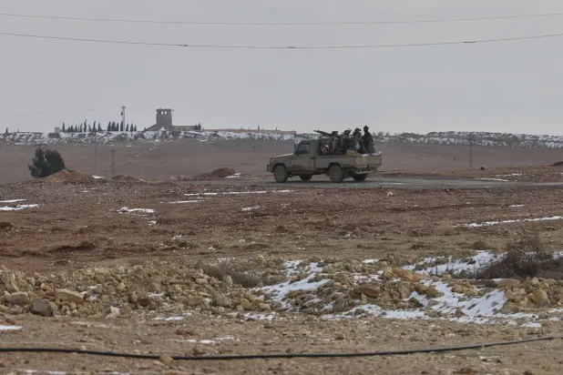 Suriye yetkililerine bağlı bir güç, Rakka vilayetinde, 24 Ocak 2026 (AP)