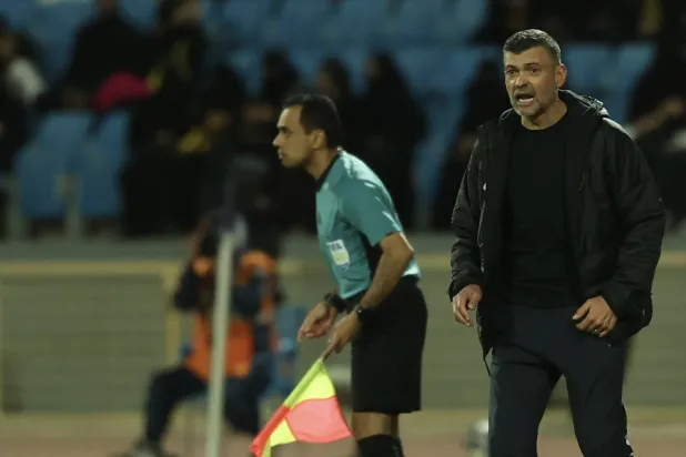 كونسيساو يراقب أداء لاعبيه خلال المباراة (تصوير: عبدالعزيز النومان)