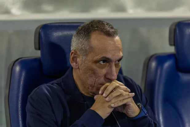 دونيس غاضب من خسارة فريقه أمام الخلود (تصوير: عيسى الدبيسي)