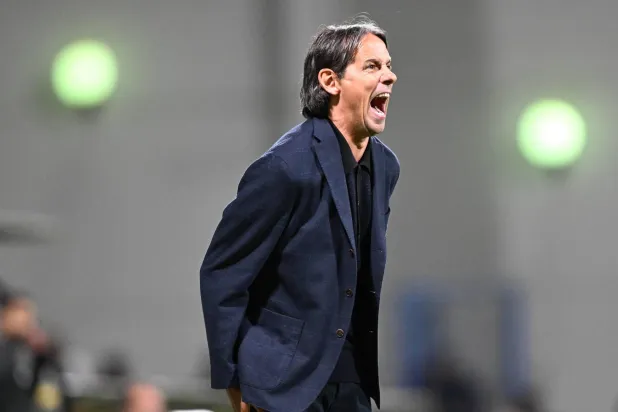 إنزاغي بوجه لاعبيه خلال المباراة (تصوير: بشير صالح)