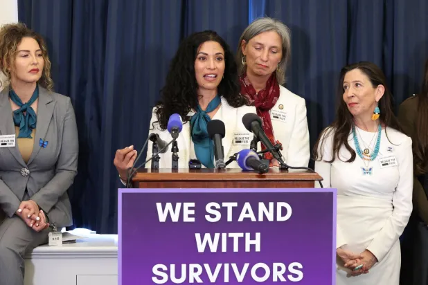 ليزا فيليبس إحدى ضحايا إبستين خلال إلقائها كلمتها (أ.ف.ب)