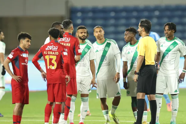 حالات جدلية شهدتها مباراة الأهلي أمام ضمك (تصوير: عدنان مهدلي)