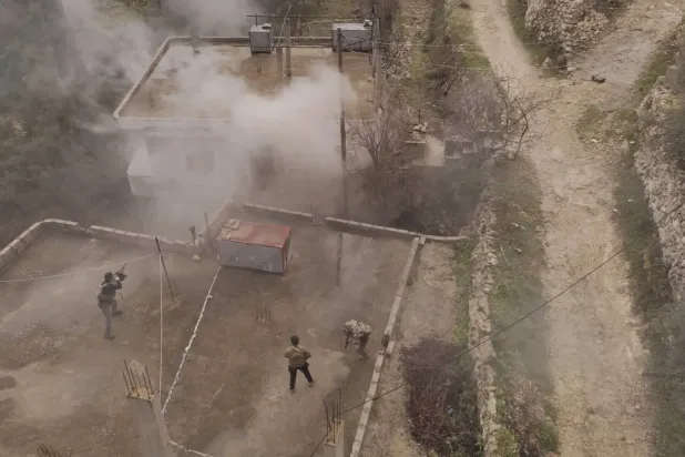 Suriye İçişleri Bakanlığı'nın Cebel kırsalındaki "Saraya el-Cevad"ı hedef alan çifte güvenlik operasyonunun havadan görüntüsü.