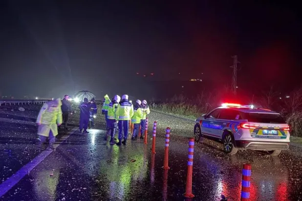 Uçağın enkazı Bursa-İzmir karayolu (çevre yolu) yakınlarına dağıldı
