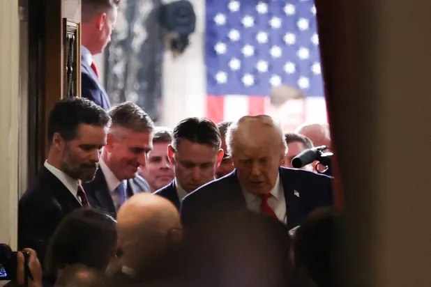 الرئيس الأميركي دونالد ترمب لدى مغادرته قاعة الكونغرس عقب إدلائه بخطابه (رويترز)