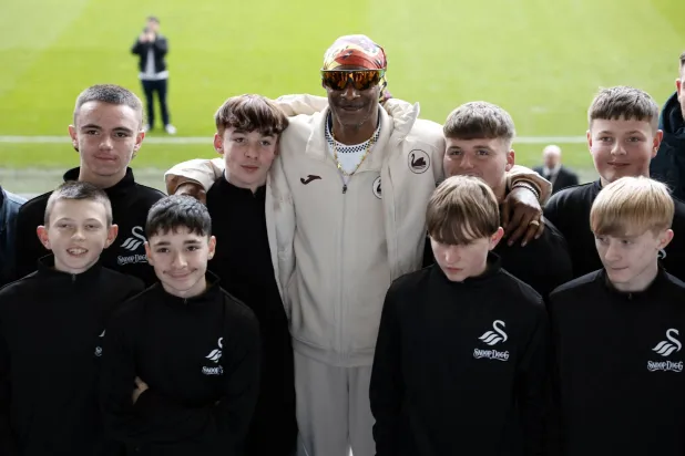 Football - Championship - Swansea City v Preston North End - Swansea.com Stadium, Swansea, Wales, Britain - February 24, 2026 Swansea City co-owner Snoop Dogg poses with kids before the match. (Action Images via Reuters/Peter Cziborra)