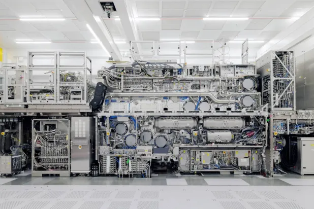 نظام طباعة ضوئية بتقنية الأشعة فوق البنفسجية القصوى ذو فتحة عددية عالية في المقر الرئيسي لـ«إيه إس إم إل» في فيلدهوفن - هولندا (رويترز)