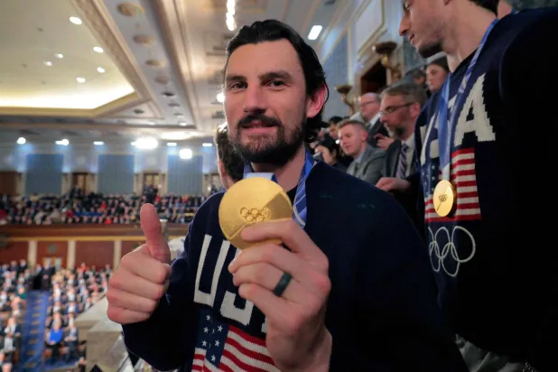 استقبال الأبطال لمنتخب الرجال للهوكي على الجليد خلال خطاب ترمب في الكونغرس (أ.ف.ب)