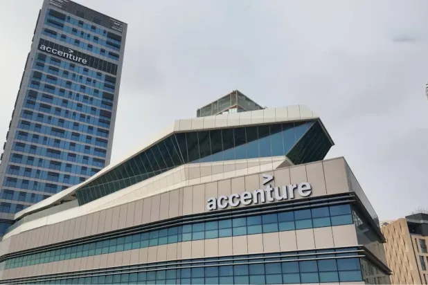 «أكسنتشر» تسرّع جهود إعادة الابتكار المدفوعة بالذكاء الاصطناعي في السعودية