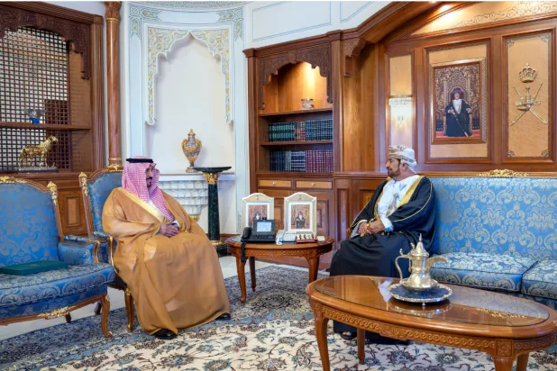 خالد بن هلال بن سعود البوسعيدي وزير ديوان البلاط السلطاني يتسلم رسالة خادم الحرمين من سفير السعودية لدى سلطنة عمان (العمانية)