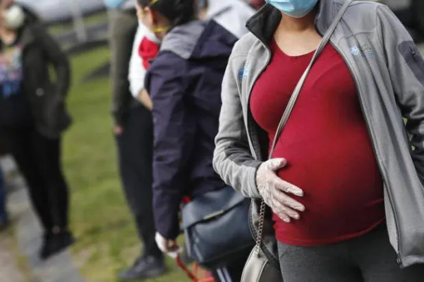 إصابة الأم بعدوى أثناء الحمل قد يكون لها آثار طويلة الأمد على الصحة النفسية للطفل (أ.ب)