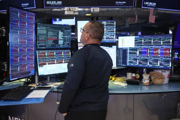 متداول يعمل في بورصة نيويورك (أ.ف.ب)