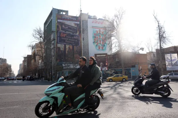 لوحة دعائية معادية لإسرائيل والولايات المتحدة كُتب عليها: «الهدف التالي واضح إسرائيل المكونة من 51 ولاية التي يريدها ترمب» وسط طهران الأربعاء (إ.ب.أ)