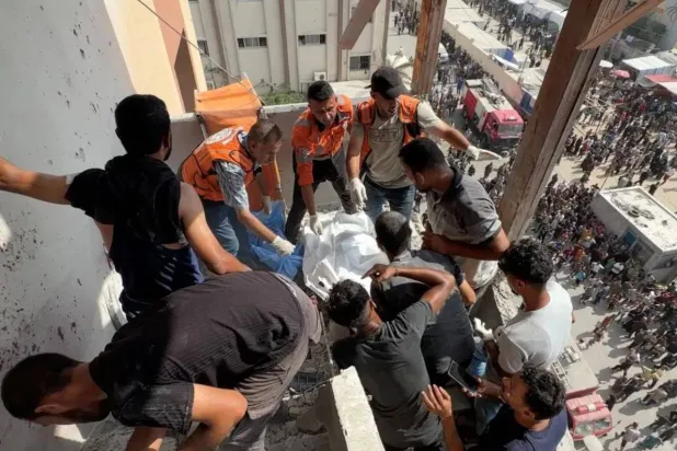 أشخاص ورجال إنقاذ يعملون على انتشال جثة المصور الفلسطيني حسام المصري وأشخاص آخرين في غارات إسرائيلية على مستشفى «ناصر» في خان يونس جنوب قطاع غزة يوم 25 أغسطس 2025 (رويترز)