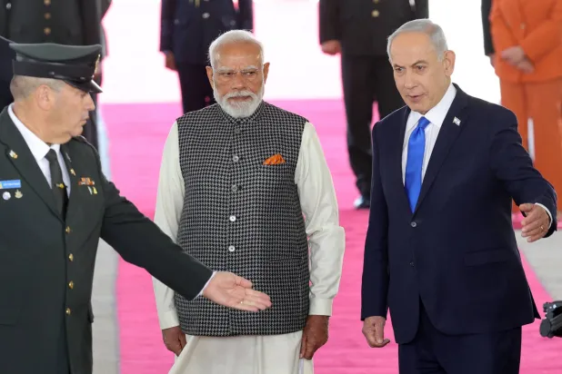 رئيس الوزراء الإسرائيلي بنيامين نتنياهو يستقبل رئيس الوزراء الهندي ناريندرا مودي (أ.ف.ب)
