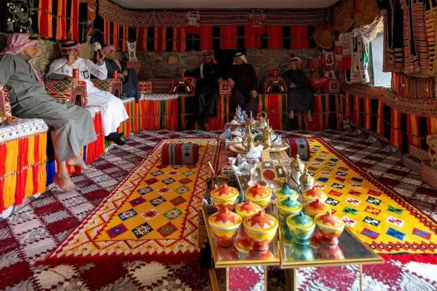 يحل رمضان في كل عام ليضاعف من قيم الترابط الاجتماعي ويعزز من تواصل الأفراد والعائلات (واس)