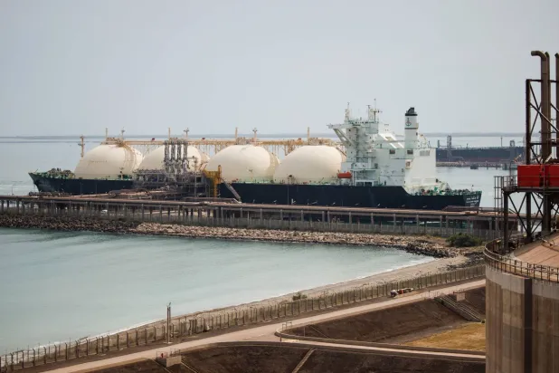 تسعى شركات الطاقة اليونانية إلى إبرام صفقات لتزويد وسط وجنوب أوروبا بالغاز الطبيعي المسال المنتج في أميركا (أ.ف.ب)