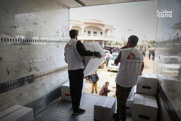 توزيع مساعدات إنسانية لنحو 800 عائلة من الوافدين في عدة قرى بريف السويداء الثلاثاء (سانا)