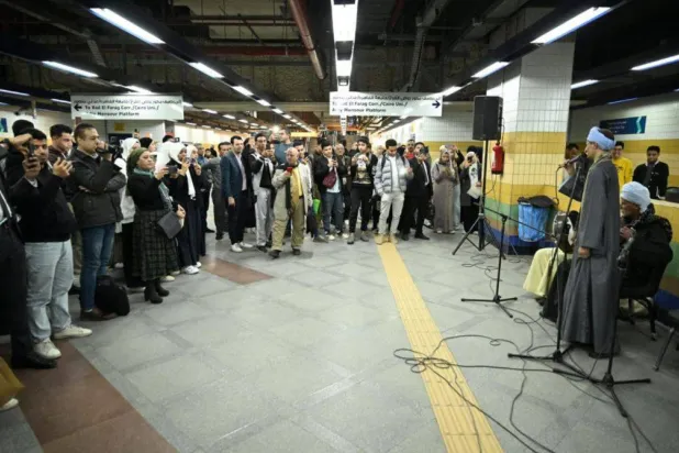 الجمهور يتحلق حول راوي السيرة الهلالية بالمترو (وزارة الثقافة)