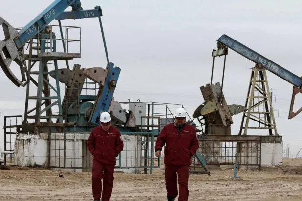 حفارات تعمل في حقل للنفط والغاز في كازاخستان (رويترز)