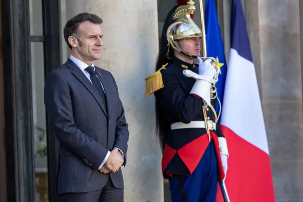 الرئيس الفرنسي إيمانويل ماكرون خلال استقبال بقصر الإليزيه في باريس 25 فبراير 2026 (إ.ب.أ)