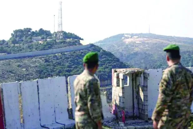 جنديان من الجيش اللبناني في موقع عسكري حدودي مع إسرائيل في قرية علما الشعب بجنوب لبنان (أرشيفية - أ.ب)