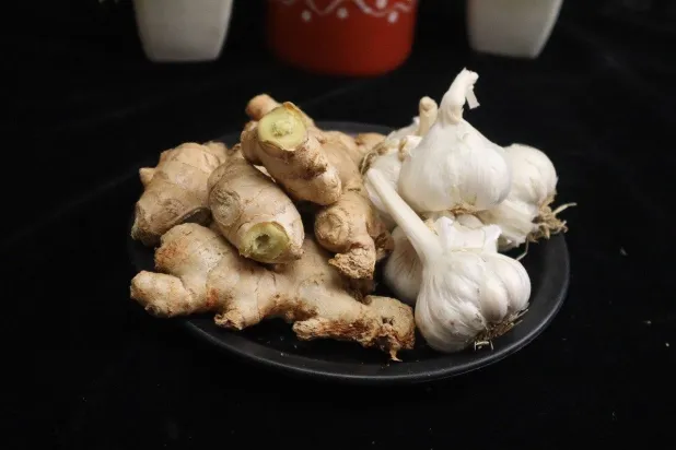 الثوم يحتوي على كميات أكبر من بعض الفيتامينات والمعادن مقارنةً بالزنجبيل (بيكسباي)