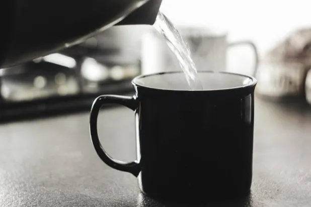 المشروبات الدافئة تمنح إحساساً بالتهدئة والراحة (بيكساباي)