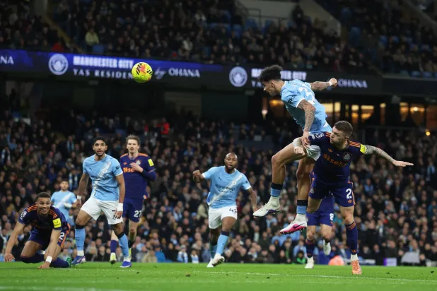 رأسية أورايلي في طريقها لمعانقة شباك نيوكاسل  (رويترز)