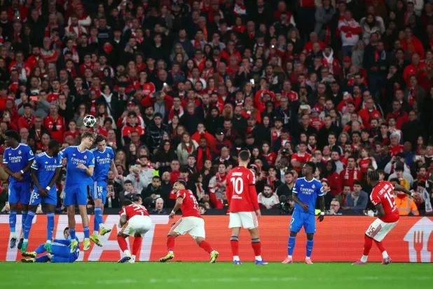 جماهير بنفيكا في مباراة بنفيكا ضد ريال مدريد (رويترز)