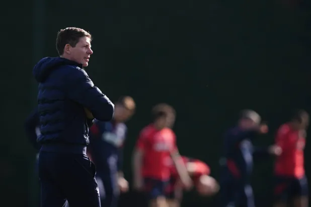 غلاسنر خلال إشرافه على التدريبات الأخيرة (د.ب.أ)