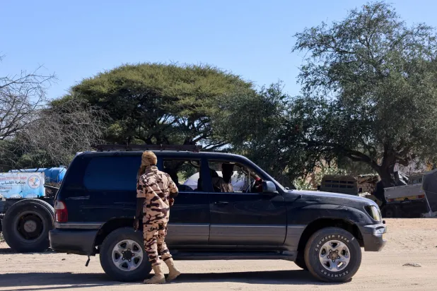 جندي تشادي يتفقد مركبة عند معبر تينيه الحدودي مع السودان شرقي تشاد... 22 نوفمبر 2025 (رويترز)