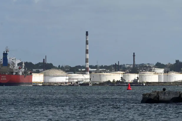 لقطة تُظهر مصفاة للوقود مقابل الماء في هافانا (أ.ف.ب)