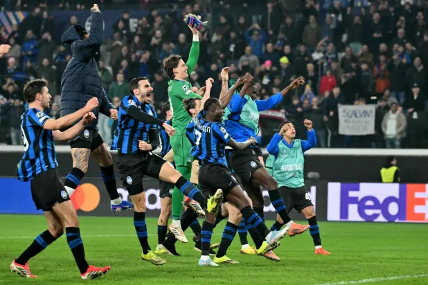 فرحة لاعبي أتالانتا مع جماهيرهم بالتأهل (أ.ف.ب)