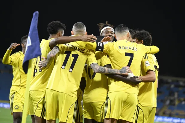 لاعبو النصر يحتفلون بهدف رونالدو في النجمة (تصوير: بشير صالح)