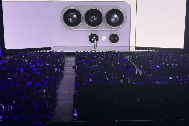 كشفت «سامسونغ» عن أحدث هواتفها من سلسلة «غالاكسي» خلال عرض في سان فرانسيسكو اليوم (أ.ب)