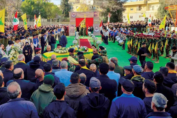 مناصرو «حزب الله» خلال تشييع القيادي حسين ياغي (أ.ف.ب)