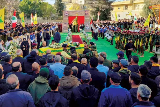 Hizbullah destekçileri, komutan Hüseyin Yaghi'nin cenaze töreninde (AFP)