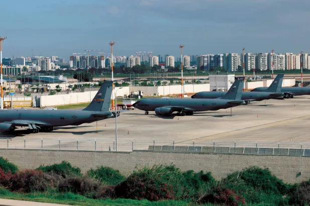  طائرات عسكرية أميركية مخصصة للتزود بالوقود في الجو خلال توقفها بمطار بن غوريون قرب تل أبيب أمس (إ.ب.أ)