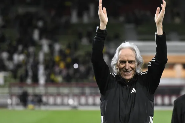 خورخي خيسوس مدرب النصر (تصوير: بشير صالح)