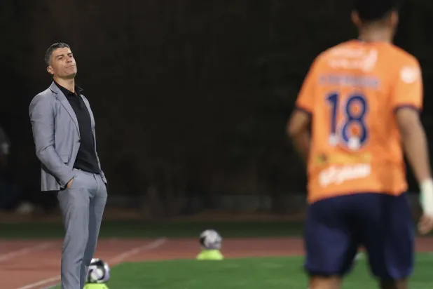 بيدرو إيمانويل مدرب الفيحاء (تصوير: عبد العزيز النومان)