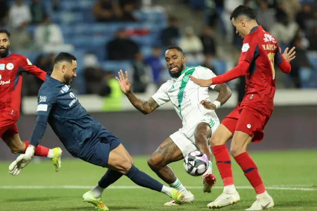 توني لاعب الأهلي خلال مشاركته في المباراة الأخيرة أمام ضمك (تصوير: عدنان مهدلي)