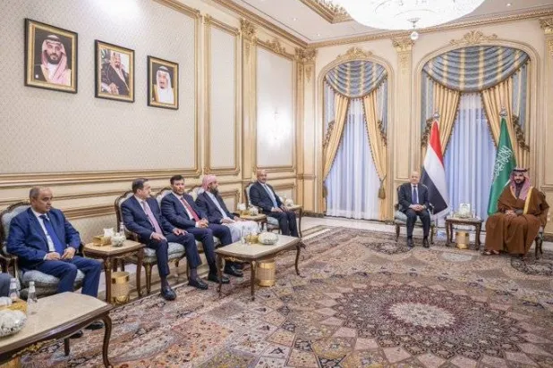 وزير الدفاع السعودي يستقبل رئيس وأعضاء مجلس القيادة الرئاسي اليمني (إكس)