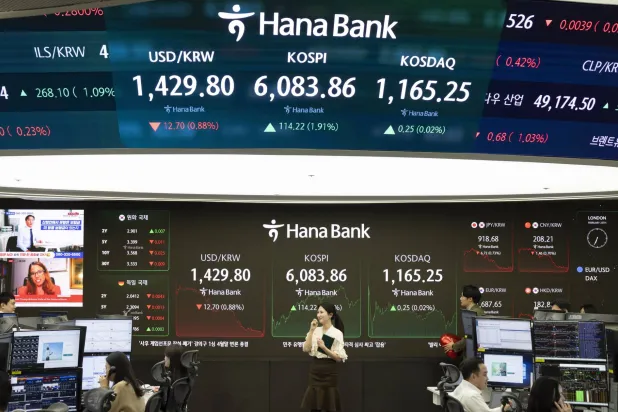 متداولون يعملون في بنك هانا بسيول (إ.ب.أ)