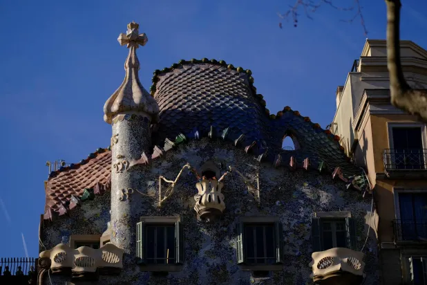 Tourists pose for a picture on a balcony of Casa Batllo, designed by architect Antoni Gaudi, at Passeig De Gracia in Barcelona, Spain February 24, 2026. REUTERS/Nacho Doce