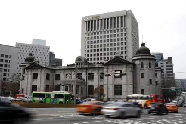 شعار «بنك كوريا» على قمة مبناه في سيول (رويترز)