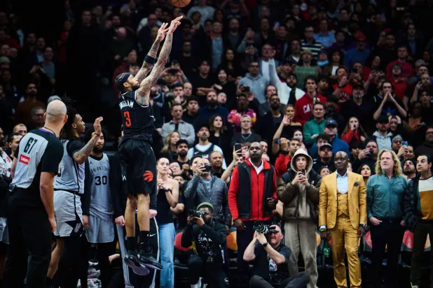 عزّز سان أنتونيو سبيرز سلسلة انتصاراته المتتالية إلى 10 (أ.ب)