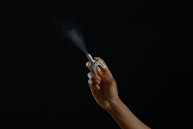 اللقاح يُعطى عن طريق الأنف عبر رذاذ أنفي (أرشيف - أ.ب)