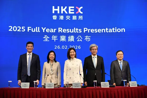 مسؤولو «بورصة هونغ كونغ» خلال مؤتمر لعرض نتائج عام 2025 في مقرها بالجزيرة الصينية (أ.ف.ب)