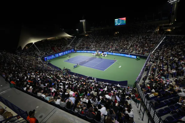 في بطولة دبي للتنس خصص المنظمون ما أطلقوا عليه «شاحنة غرفة التحطيم التفاعلية» (إ.ب.أ)